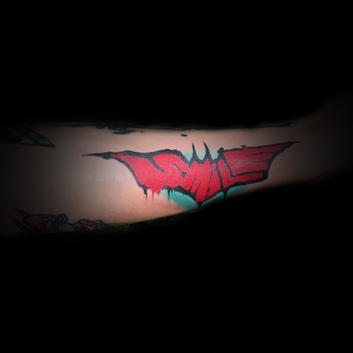 彩色蝙蝠纹身