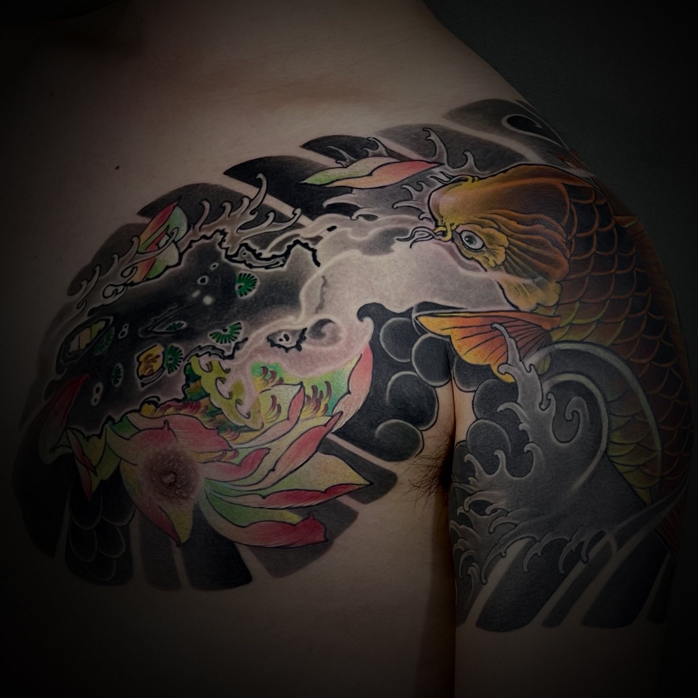 海南鲤鱼纹身半胛纹身图案